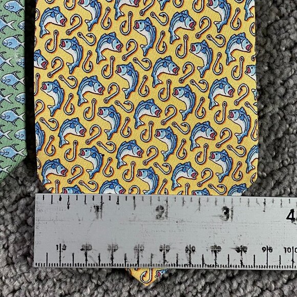 Vineyard Vines Necktie Tie Fish Hook Fishing Print Silk Made in the USA - Picture 7 of 7